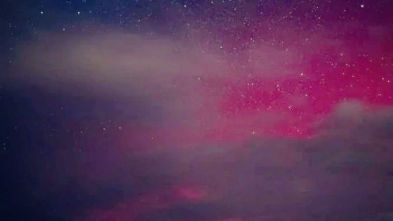 Impactantes Auroras Australes tiñeron de rosa el cielo en el sur de Chile