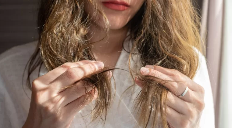 ¿Se te cae el pelo? Esto es lo peor que le puedes hacer a tu cabello y seguramente lo haces a diario