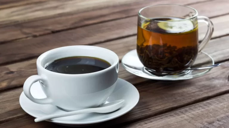 ¿Es mejor el té o el café para una once en Chile? Esto dicen los expertos en salud