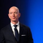 Un Trump furioso llamó a Jeff Bezos tras enterarse que Amazon consideró mostrar el costo de los aranceles en sus productos