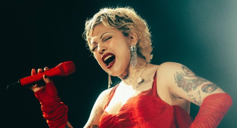 Mon Laferte y St. Vincent se unen en una inédita colaboración que quedó plasmada en “Tiempos Violentos”