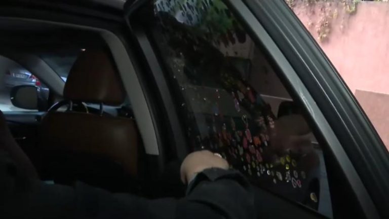 Conductora denuncia que le rechazaron la revisión técnica por stickers pegados por su hija: esto dice la ley