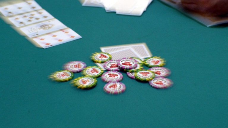 Chileno fue al casino, jugó cartas y se llevó un premio histórico: 395 millones de pesos