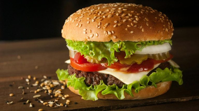 Inédita celebración: Ofrecen importante descuento en hamburguesas si tienes ESTE apellido