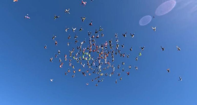 ¡Orgullo nacional!: Chilenos rompieron récord mundial de paracaidismo