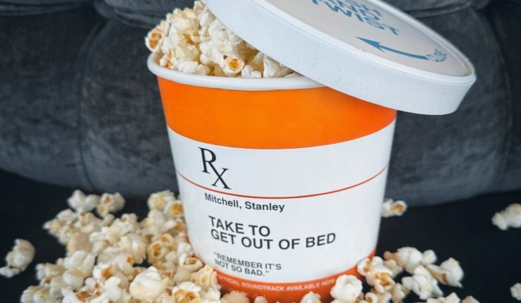 Eminem genera polémica con balde de palomitas que simula frasco de pastillas para documental