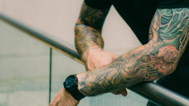 ¿Tienes piercings o tatuajes? Estudio plantea su relación con TDAH y estas 3 conductas lo explicarían