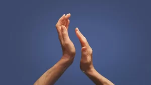 Con este simple movimiento de manos puedes eliminar las malas energías del hogar, según el Feng Shui