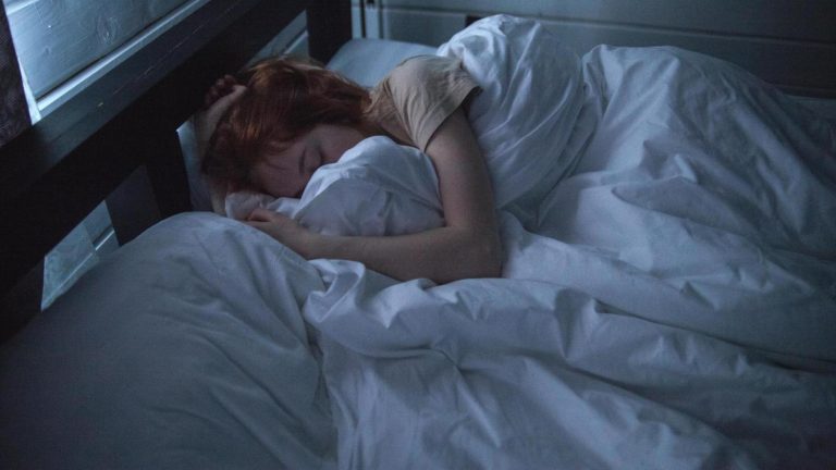 ¿Problemas para dormir? 5 alimentos que encontrarás en tu hogar y que pueden ayudarte a descansar mejor