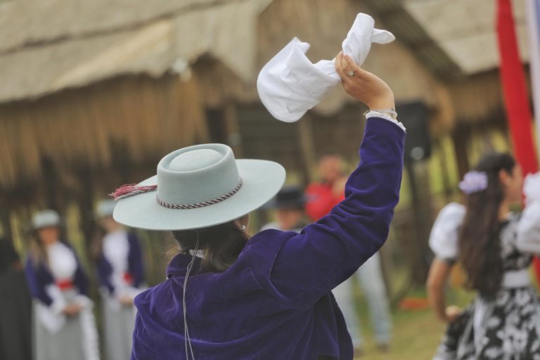 Para lucirse este 18 y no pasar vergüenzas: conoce la plataforma que te puede ayudar a aprender a bailar cueca
