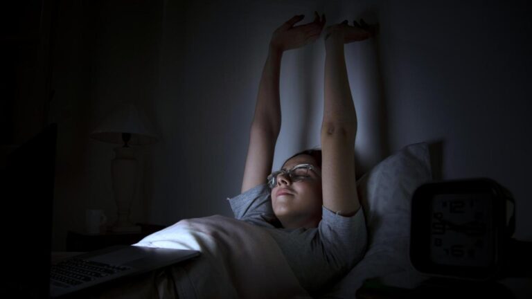 Acostarse tarde: el hábito que aumenta el riesgo de infarto