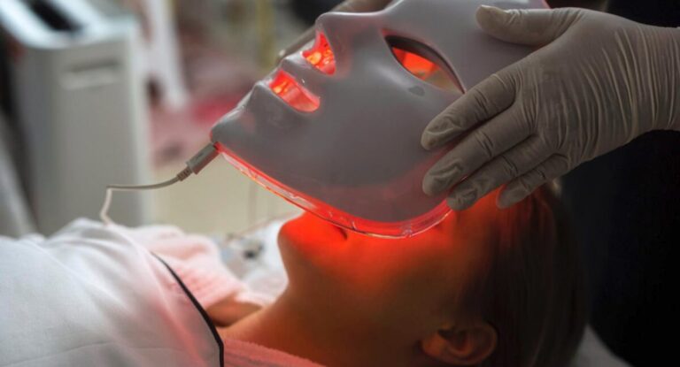 Verdades y mitos de la terapia de luz roja, el producto de skincare del momento: “No es cualquier máscara la que sirve, solo algunas tienen harta evidencia”