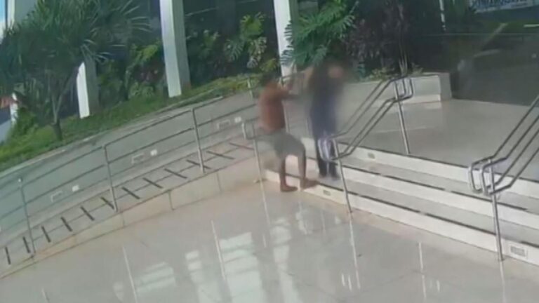 Brasileño que esperó años por un trasplante de córnea fue agredido afuera de la clínica y volvió a quedar sin visión