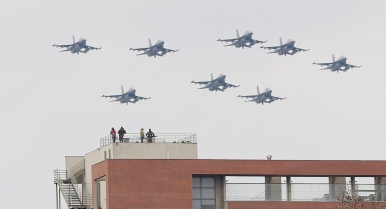 ¿Es peligroso el ruido de los F-16? El impacto en personas por los vuelos sobre Santiago que podría generar problemas auditivos