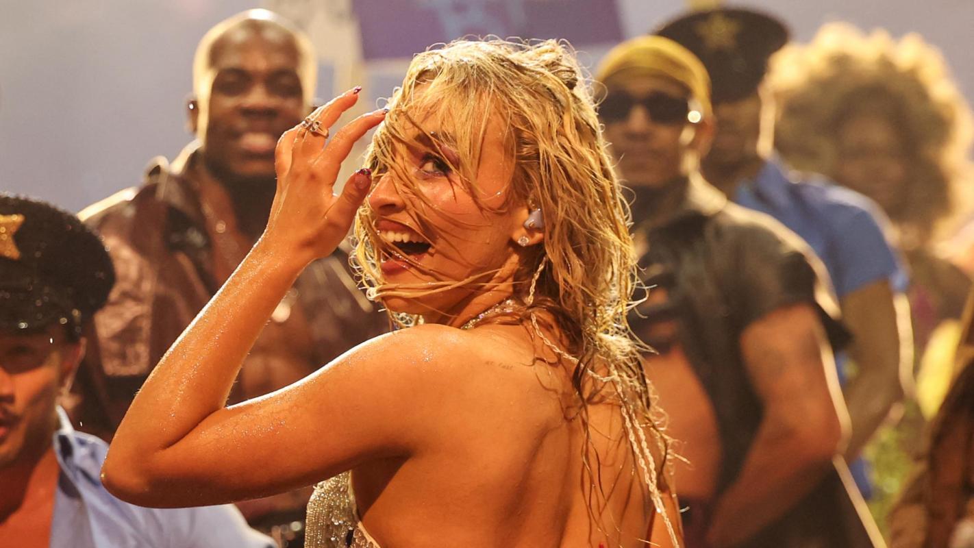 Sabrina Carpenter se presenta HOY en Lollapalooza Chile: ¿Por qué la artista ‘arresta’ a un fan durante su show?