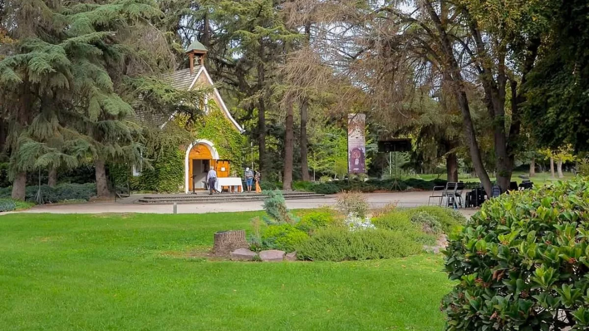 Árboles, tranquilidad y mucha paz: el panorama perfecto para estudiar y concentrarse GRATIS en Santiago