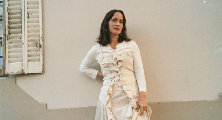 Julieta Venegas habla de su debut literario: “No tengo nada claro con el amor, pero sí es un tema que ha estado presente en mis diarios y mis canciones”