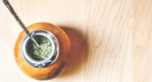 Del café al mate: el consumo que crece entre trabajadores jóvenes de Chile para mantenerse en alerta y concentrados