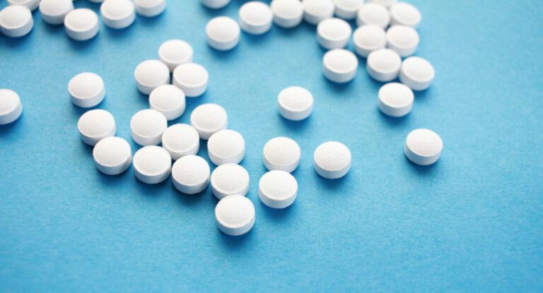 Endocrinóloga advierte sobre los riesgos de la espironolactona, el medicamento viralizado en redes sociales para combatir el acné
