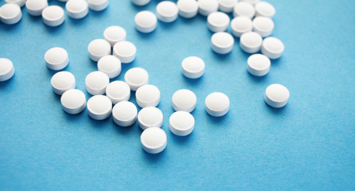 Endocrinóloga advierte sobre los riesgos de la espironolactona, el medicamento viralizado en redes sociales para combatir el acné