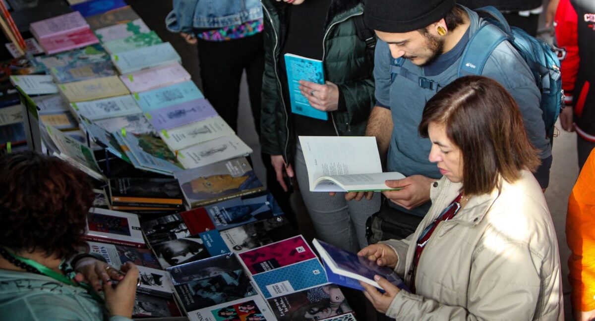 La batalla judicial de Editorial Zig-Zag contra “El traficante de libros” de Instagram: presentan querella por venta de ejemplares falsificados a mitad de precio