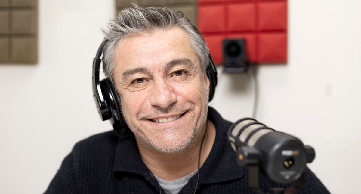 La preparación de Fernando Solabarrieta para su regreso al relato del Mundial en Chilevisión coleccionando el álbum: “Curazao es la selección que más me sale en las láminas”