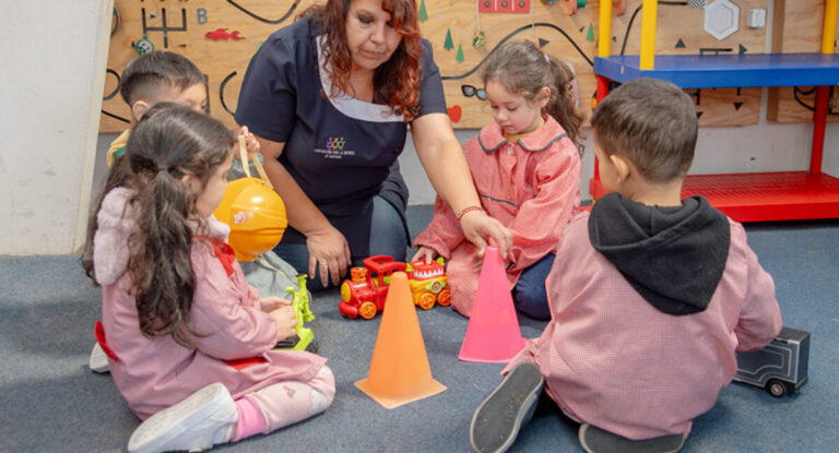 Largas jornadas escolares y padres con poco tiempo: por qué los niños chilenos tienen un déficit de 6 mil horas de juego y sus consecuencias