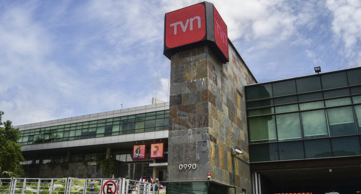 La difícil defensa del presidente de TVN en el Senado: el canal redujo 16% sus pérdidas en 2025, pero deuda supera los $69 mil millones