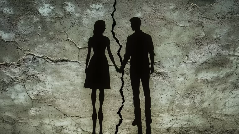 Revelan nuevas pistas de figura de la farándula chilena que habría puesto fin a su relación: Apareció junto a dos mujeres en el extranjero