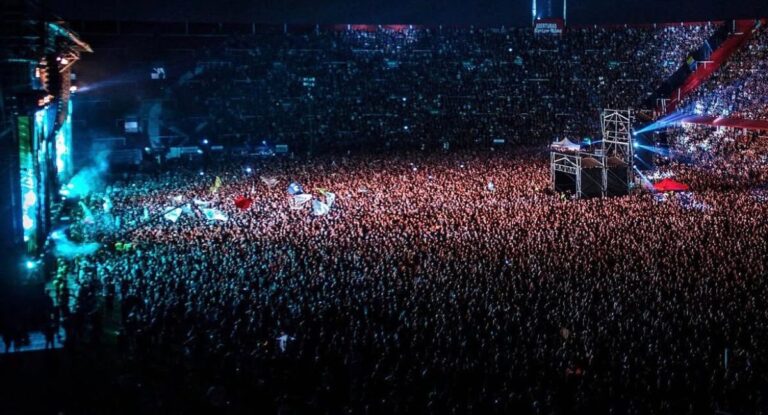 “El pogo más grande del mundo”, más de 350 mil personas y dos muertes: La historia detrás del último concierto del Indio Solari, el ídolo musical que Argentina llora