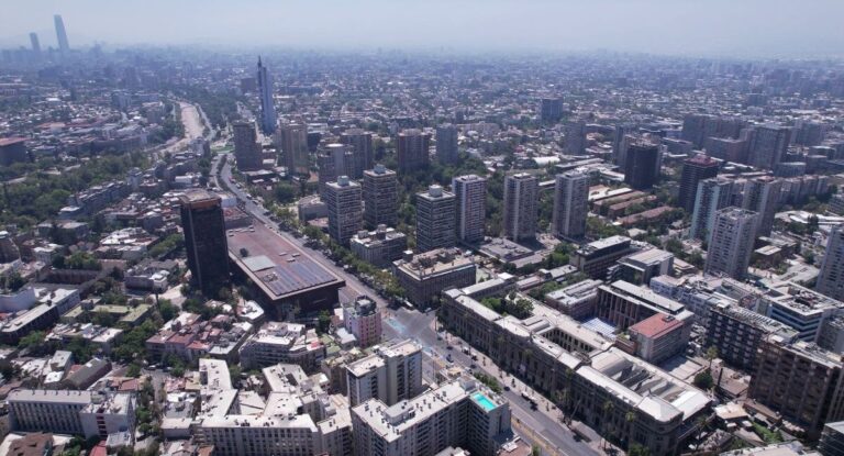 Red Alameda Cultural, la iniciativa que une a más de 50 instituciones culturales y académicas que buscan reactivar la arteria principal de Santiago como polo de entretención