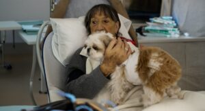 El exitoso debut de los “dogtores”, la terapia asistida con perros en la Clínica Alemana: “Te desconectas un poco de tu enfermedad estando con ellos”