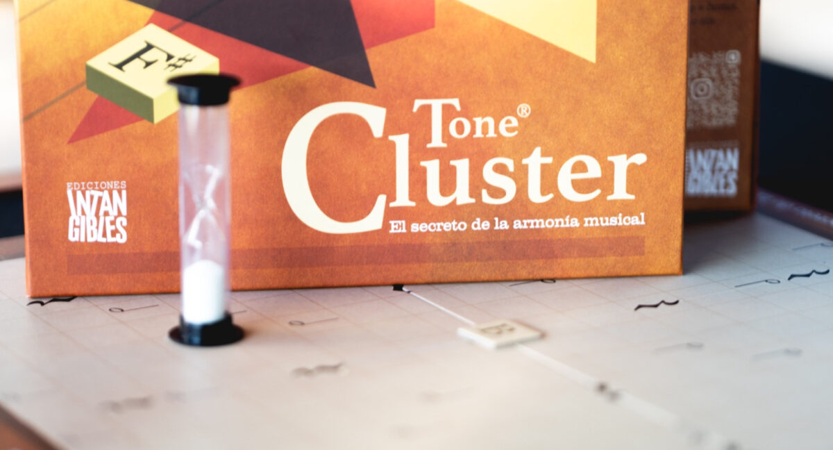 Tone Cluster, el juego de mesa creado por una académica chilena para aprender el lenguaje oculto de la música