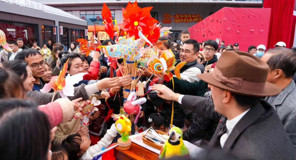 El payaso chileno que mantiene viva la tradición del organillero en China: “Los chinos se vuelven locos”