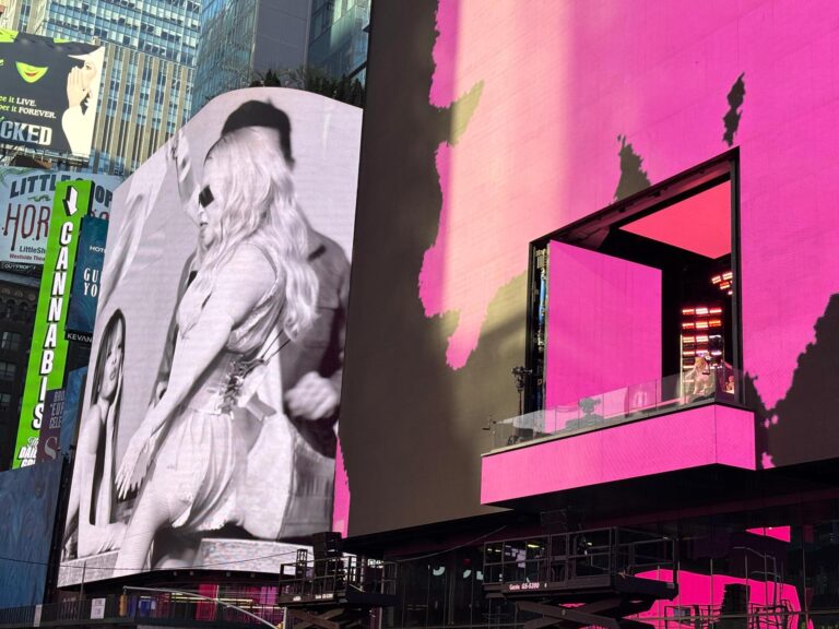Madonna presenta su nuevo álbum con un concierto sorpresa en Times Square