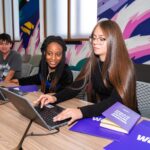 Escuela WOM: El nuevo programa que impulsa el desarrollo laboral de jóvenes técnico-profesionales