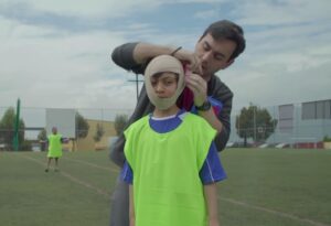 “Papá me das cringe”: Los chistes fomes de padres tienen una función según la ciencia, estudio sugiere que fortalecen el vínculo con los hijos