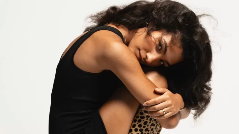 Olivia Dean: la nueva estrella del pop-soul que también conquista el mundo de la moda