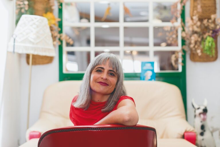 “Amiga, sepárate ya”: El libro de Coral Herrera que invita a las mujeres a dejar relaciones dañinas y a priorizar su bienestar