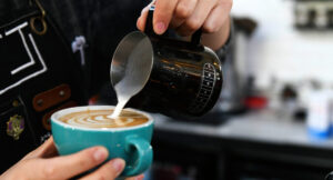 Luz verde a la cafeína: cardiólogos estadounidenses defienden el consumo de café y explican cuántas tazas son saludables