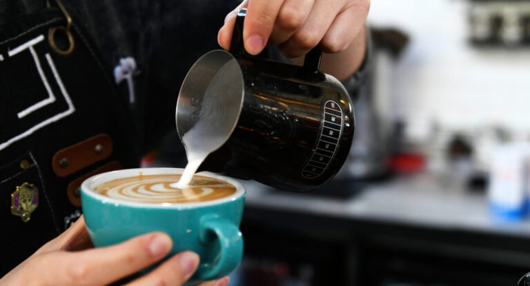 Luz verde a la cafeína: cardiólogos estadounidenses defienden el consumo de café y explican cuántas tazas son saludables