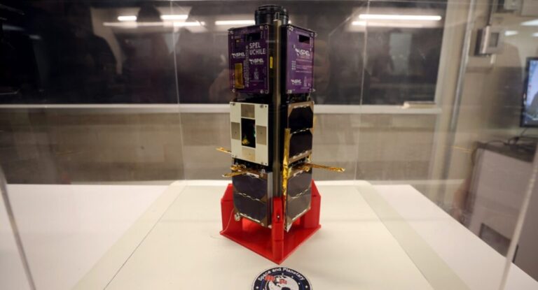SUCHAI-4, el nanosatélite chileno fabricado por la Universidad de Chile que realizará cerca de 60 experimentos en el espacio