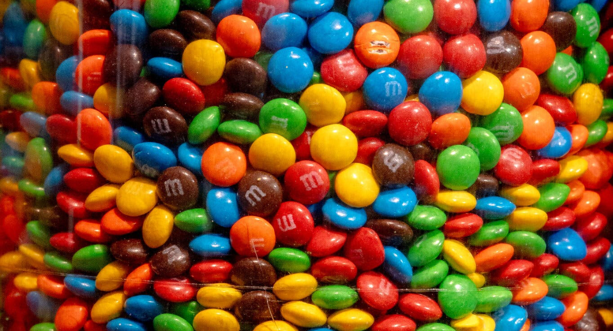 M&M’s retirará dos de sus colores más icónicos por nueva normativa que los obliga a eliminar colorantes artificiales