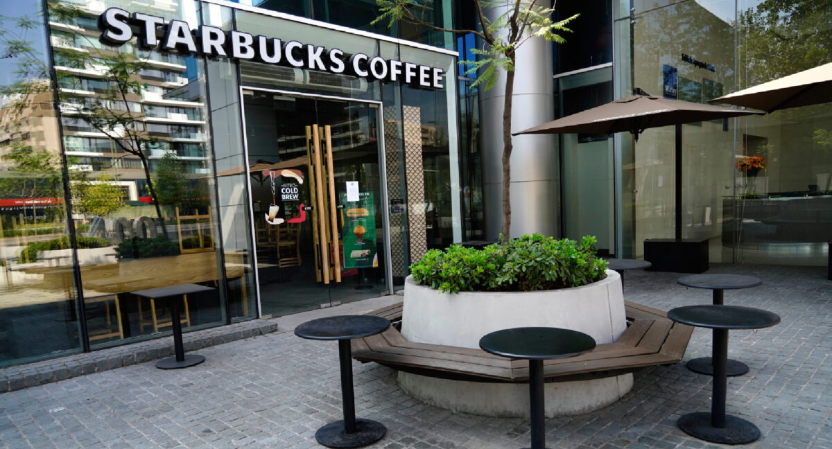 El lío judicial entre Starbucks Chile y una empresa de retiro de residuos: cafetería fue demandada y ahora acusa estafa por $82.126.392