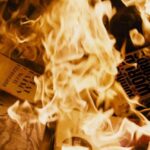 “Fahrenheit 451” en la era moderna: empresas de IA están comprando y destruyendo miles de libros impresos para alimentar algoritmos