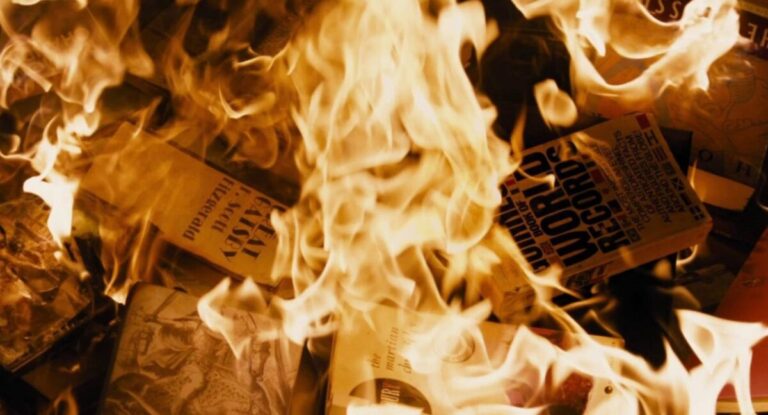 “Fahrenheit 451” en la era moderna: empresas de IA están comprando y destruyendo miles de libros impresos para alimentar algoritmos