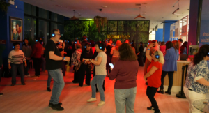 “Todavía bailo tres rock and roll al hilo”: Las fiestas donde los adultos mayores desafían la soledad en Santiago