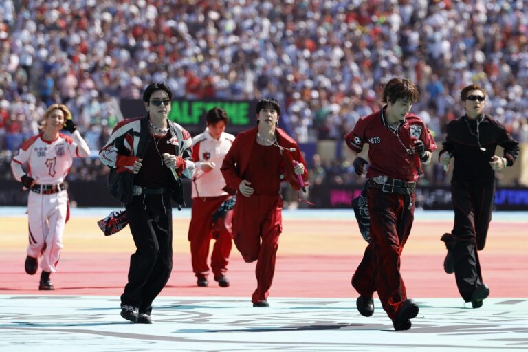 V de BTS revela que padece pérdida de audición en plena gira mundial: “Si por este oído escucho 100, por este otro solo escucho 30”