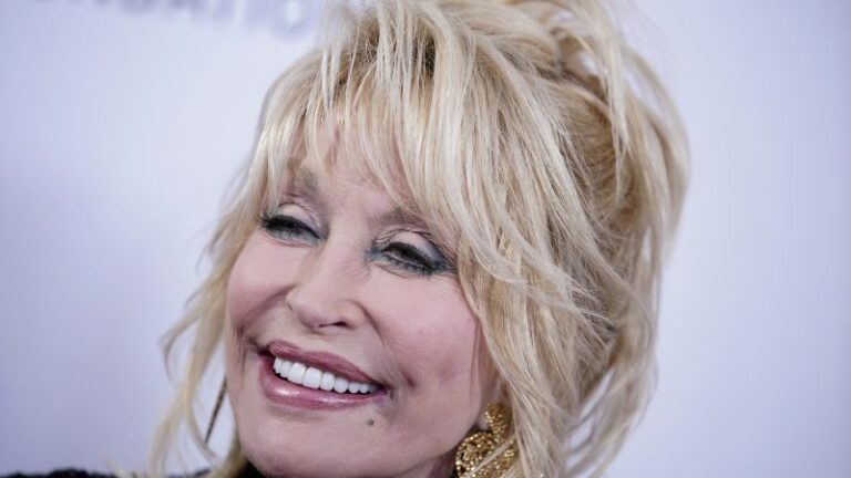 ¿Quién fue Dolly Parton, reina de la música country y heroína humanitaria?