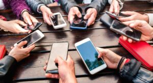 Más que una jornada laboral: adolescentes chilenos pasan 45 horas semanales en redes sociales y lideran ranking OCDE
